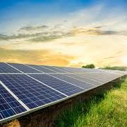 Goboprojektor mit Solarpanel beleuchtet Veranstaltungsbereich 