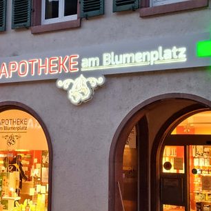 Firmenemblem durch Gobo Projektor auf Empfangsbereich projiziert