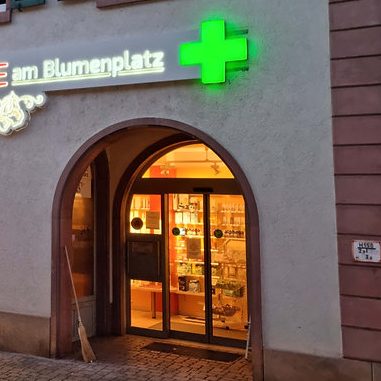 Lichtprojektion von Apothekenlogo bei Nacht mit Goboprojektor