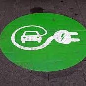 Gobo Projektion auf Bordstein bei Nacht Ladestation E tankstelle