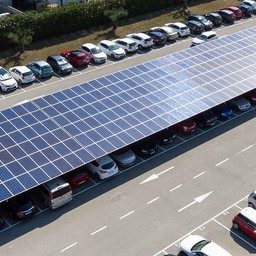 Gobo Projektion auf Asphalt bei Nacht durch solarversorgtes Gerät