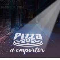 Goboprojektor projiziert Restaurantlogo auf Gehweg vor Eingang