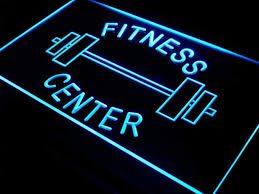 Goboprojektor projiziert Lichtlogo auf Außenfassade des Fitnessstudios