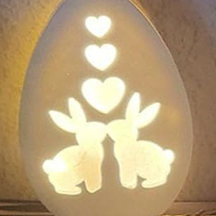 Osterhasenmotiv projiziert auf Fensterfront mit Gobo Projektor