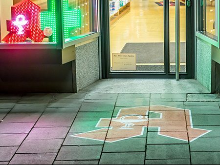 Goboprojektor projiziert Hygienesymbol im Kundenbereich