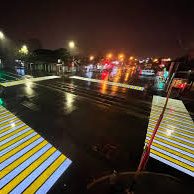 Warnsymbol „Staplerverkehr“ projiziert auf Boden Zebra