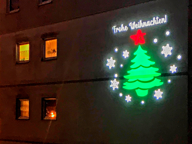 Weihnachtsstern-Projektion mit Gobo Projektor auf Gebäudefassade