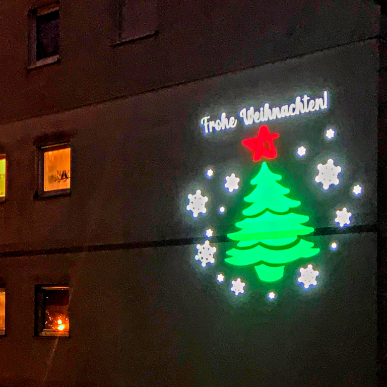 Projizierte Lichterkette auf Gebäudefront zu Silvester