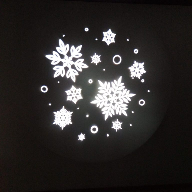 Schneeflockenprojektion auf Gehweg mit Gobo Projektor