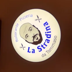 Goboprojektor wirft kreisrunde Lichtprojektion auf Wand Werbung