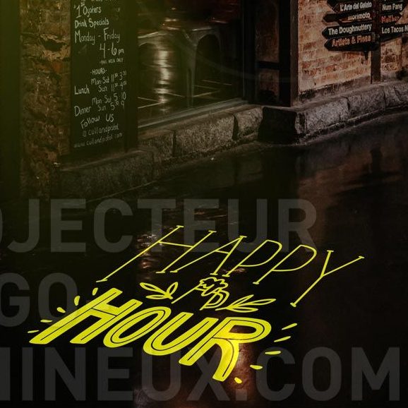 Goboprojektor projiziert „Heute Happy Hour“ auf Bürgersteig