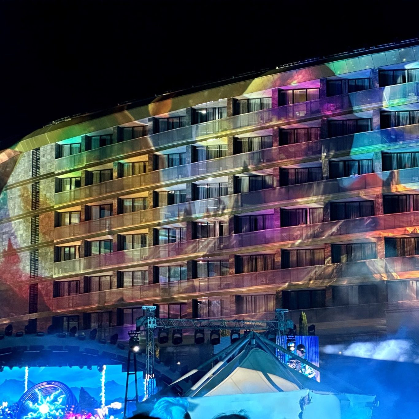 Effektlichtprojektion mit Glasgobo auf Decke bei Gala
