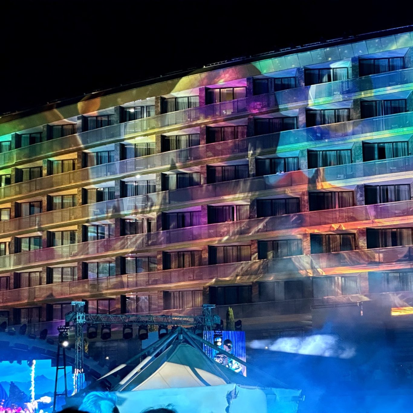 Lichtprojektion von Café-Logo auf Fensterscheibe