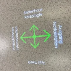 Glasgobo mit Unternehmenslogo vor Lichtquelle Navigation