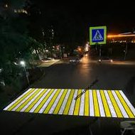 Hinweis auf Fußgängerüberweg per Gobo Projektion