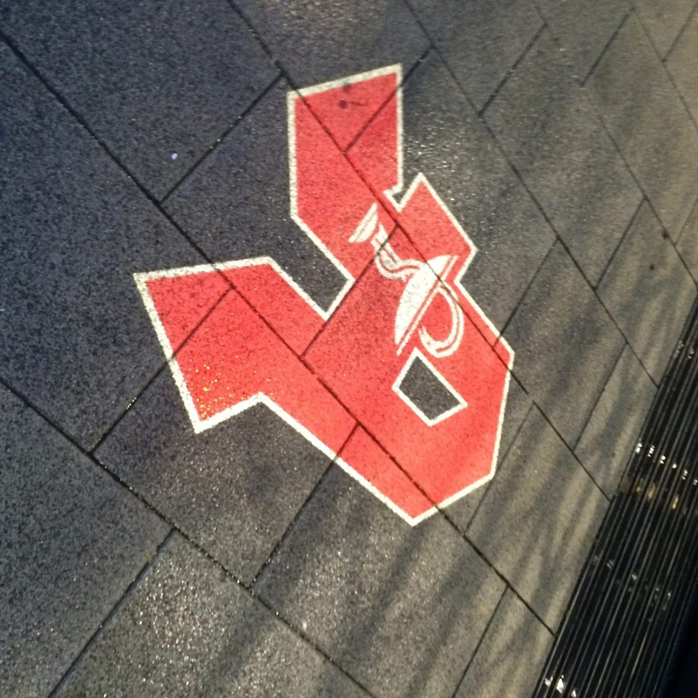 Gobo Projektion von Produktangebot auf Gehweg