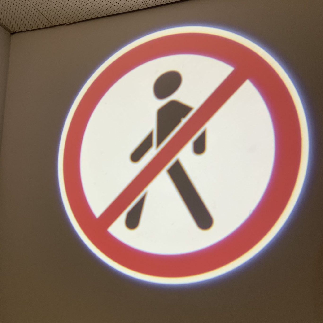 Goboprojektor zeigt Pfeilprojektion zur Garderobe
