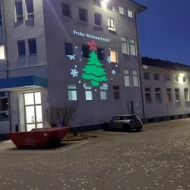 Goboprojektor beleuchtet Weg zur Altstadt mit Pfeilprojektion