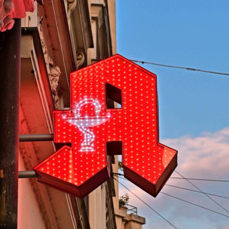 Gobo Projektion im Nachtdienstbereich mit Apothekenzeichen