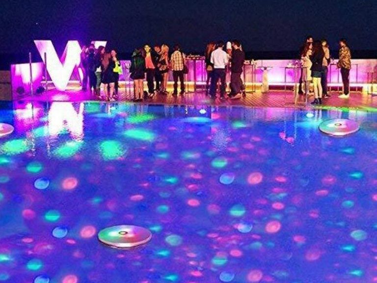 Gobo Projektor projiziert Lichtwellen auf Tanzfläche